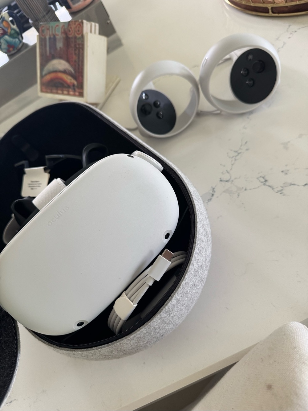 Meta (Oculus) Quest 2 256GB VR Headset (US Plug) 
White